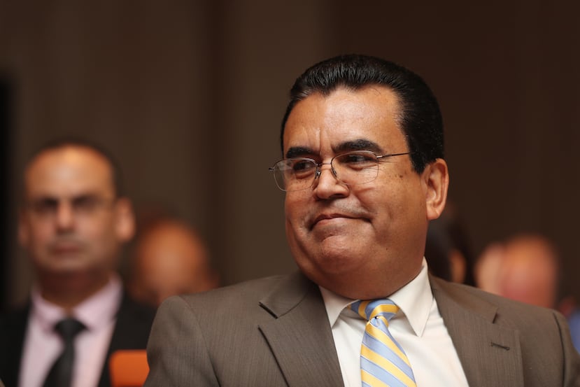 Arriba, Javier Jiménez, alcalde de San Sebastián, quien recalcó que tener un municipio con superávit no necesariamente es buen administrador. Abajo, Omar Negrón Judice, Comisionado de Asuntos Municipales.