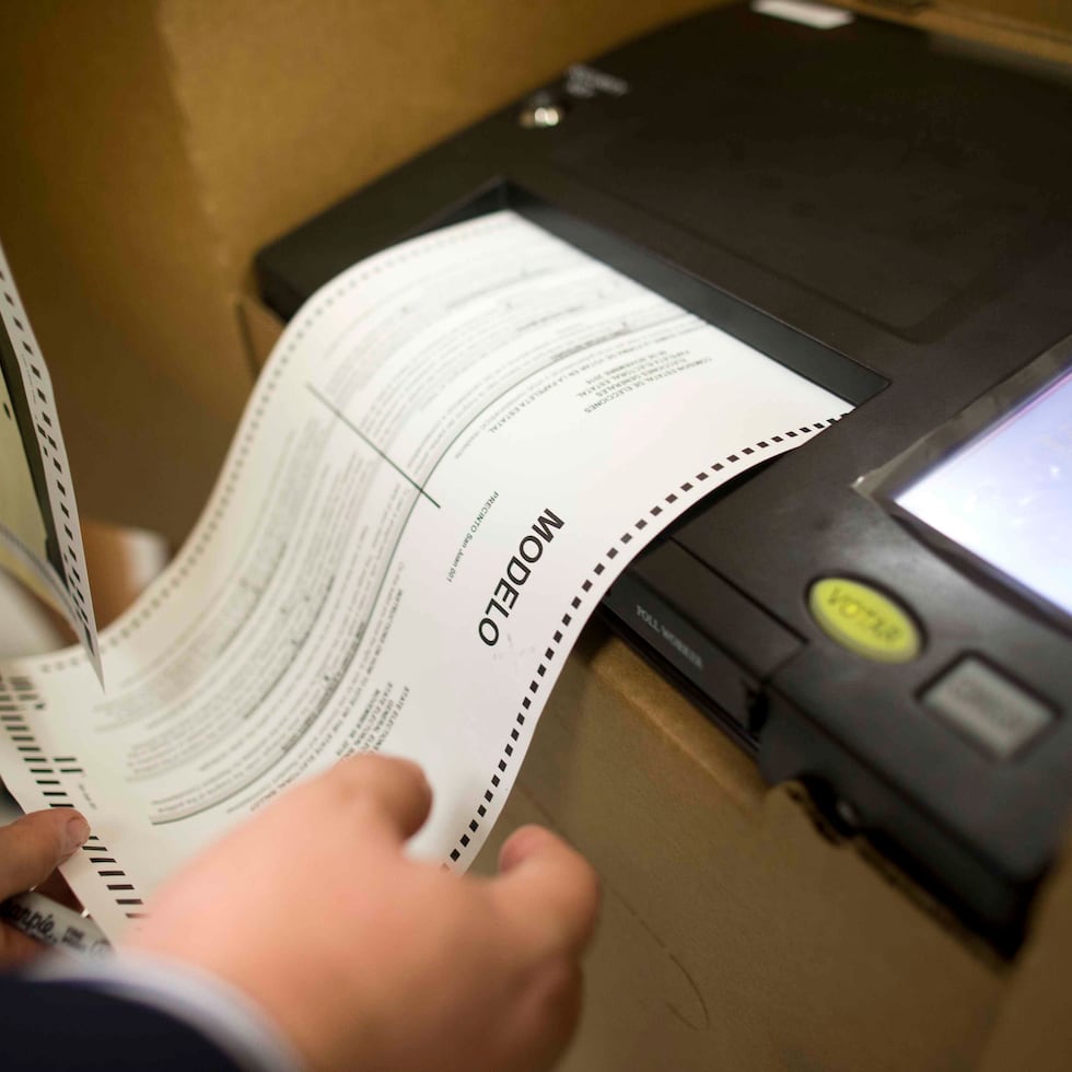 La CEE tuvo que suplir baterías para las máquinas de votación de escuelas ubicadas en Humacao, Lajas y Caguas, donde no había servicio eléctrico.