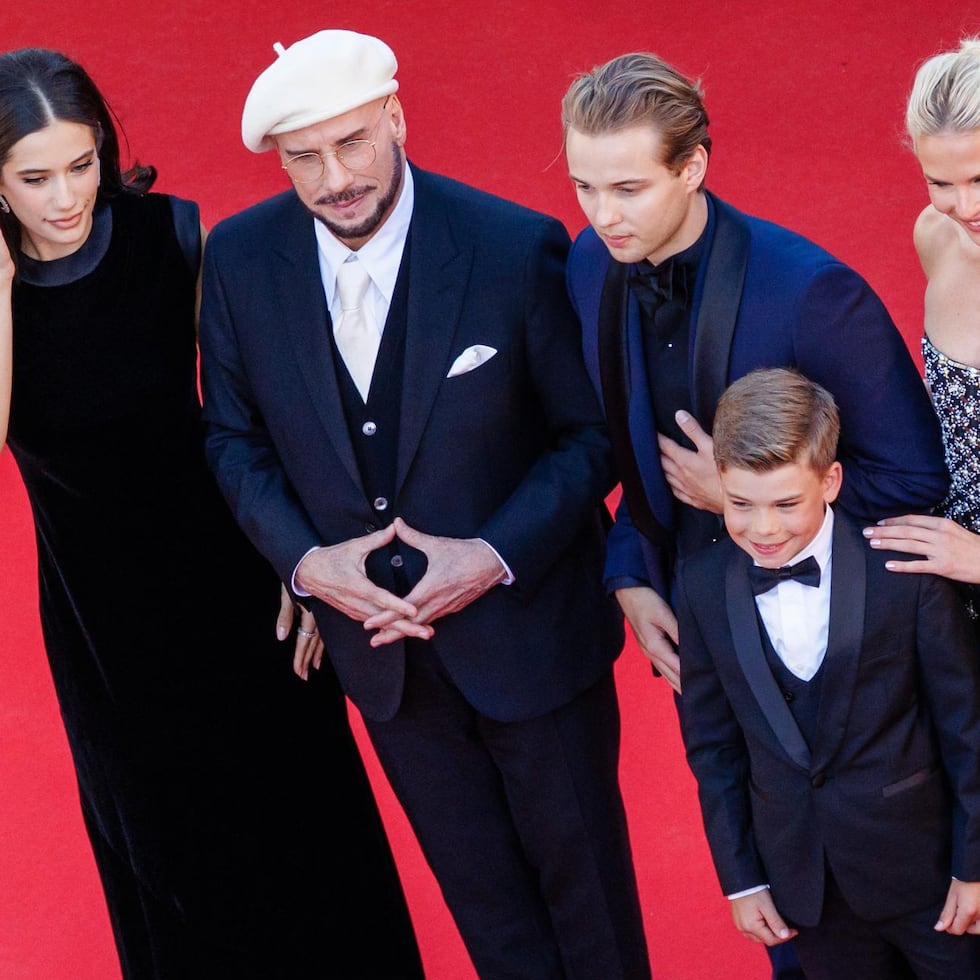 De izquierda a derecha, Ella Bleu Travolta, John Travolta, Edouard Philipponnat, Clark Shotwell y Olga Hoffmann asisten al estreno de 'Karma' durante el 79º Festival de Cine de Cannes. EFE/EPA/CLEMENS BILAN / POOL