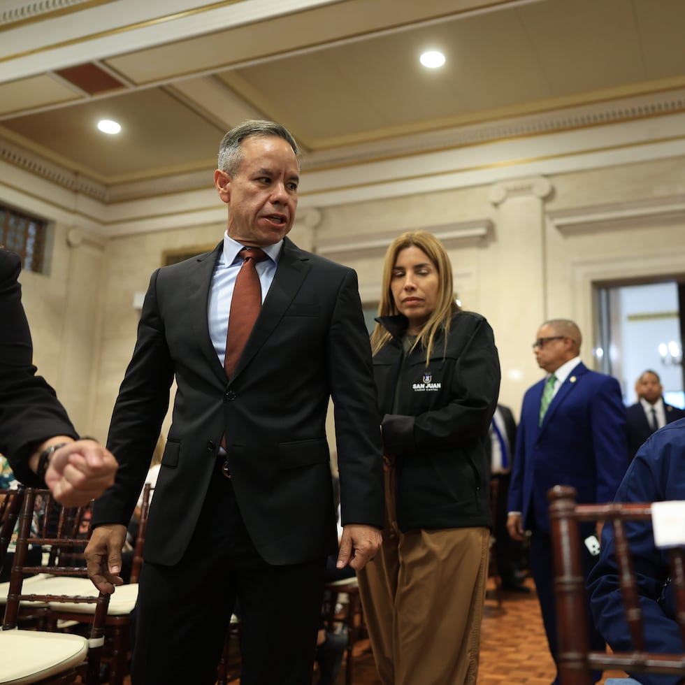 El alcalde de San Juan, Miguel Romero, demandó a la AAA citando una falta de información de parte de la corporación pública en los procesos para restaurar el servicio de agua potable en la ciudad capital. El litigio llevó a un acuerdo entre las parte y la creación de un comité que se dedicaría a la restauración del servicio.