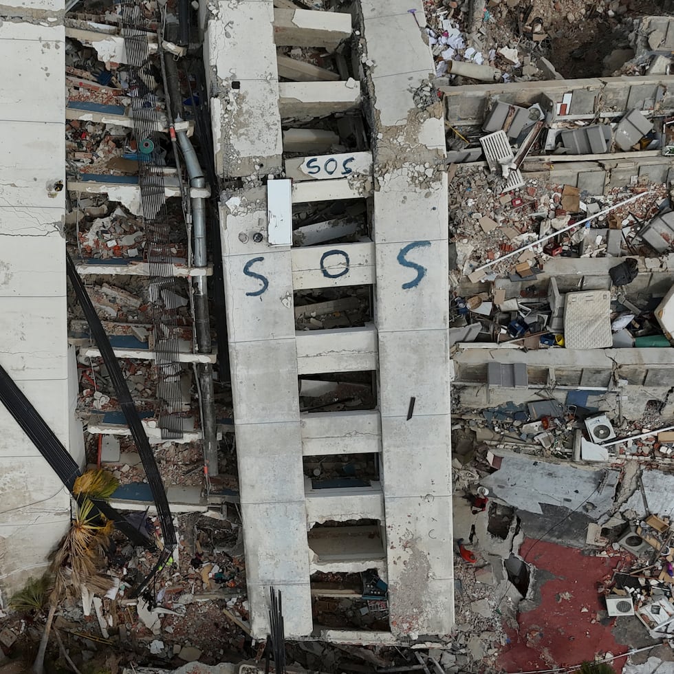 Un edificio dañado durante los terremotos, marcado con la inscripción "S.O.S." pintada en su fachada, permanece en pie en La Guaira.