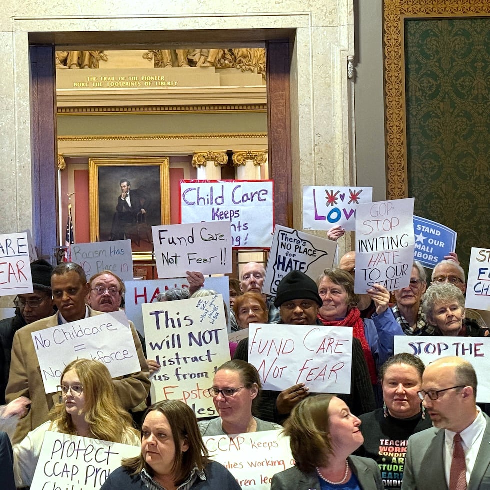 Minnesota enfrentará obstáculos adicionales para reiniciar la financiación del cuidado infantil, ya que tendrá que proporcionar aún más verificación a las guarderías del estado sospechosas de fraude.