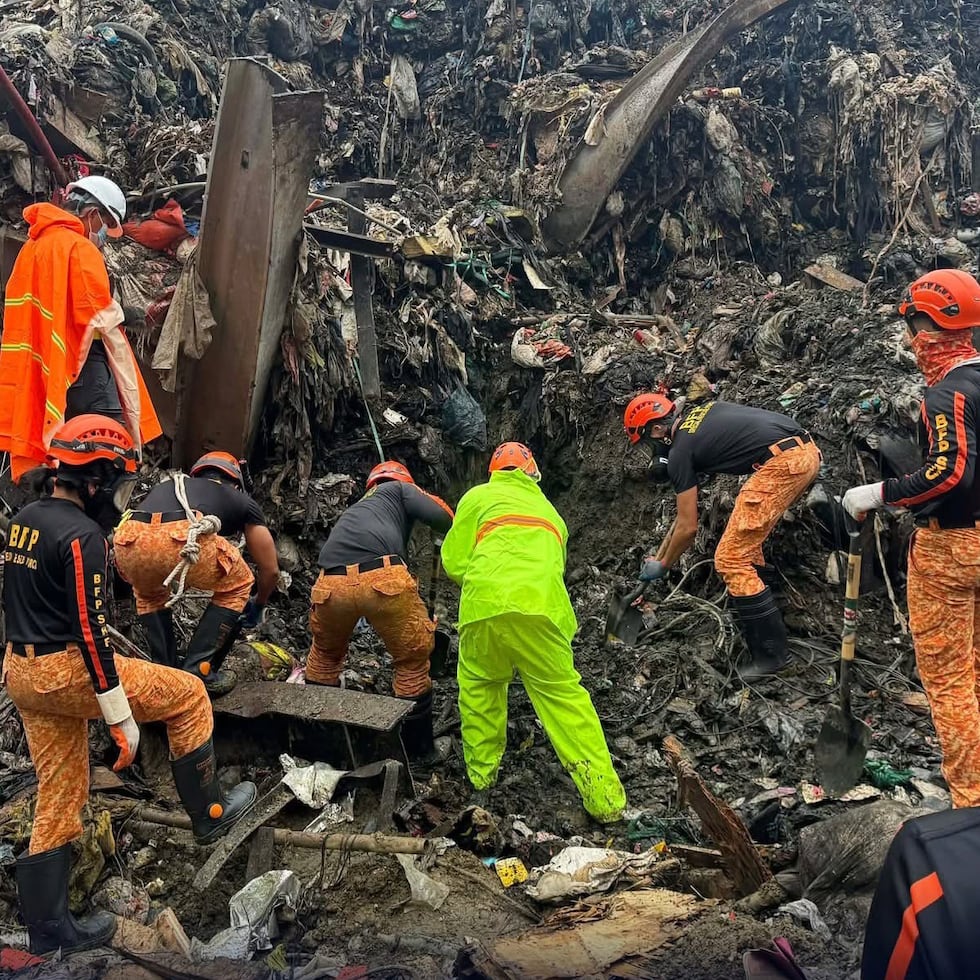 Fotografía tomada de la cuenta oficial de Facebook de la Oficina de Protección contra Incendios de Cebúa donde se observa a integrantes de los servicios de bomberos en Filipinas.