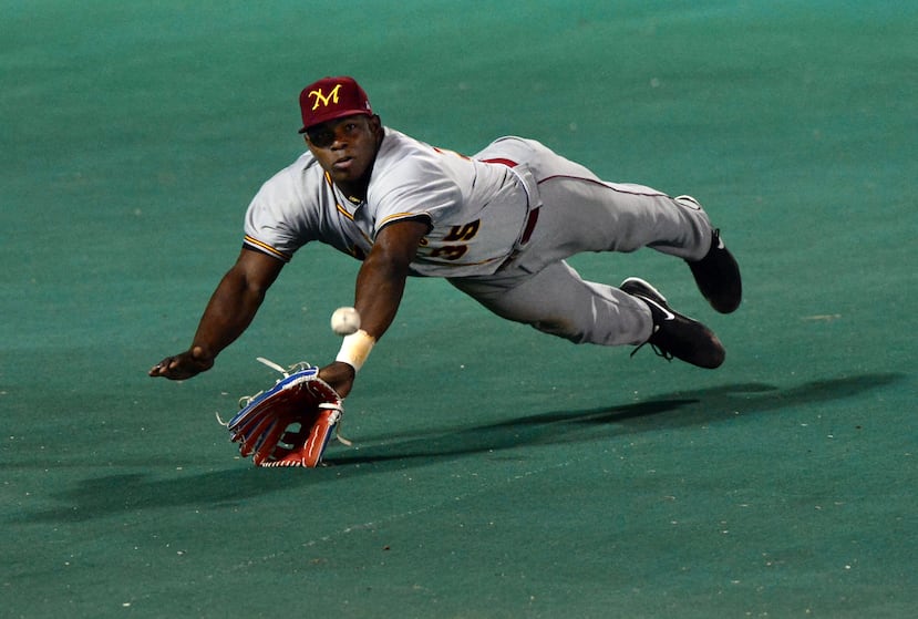 Yasiel Puig se distinguió por su potente brazo y su defensa en los jardines durante su paso por las Grandes Ligas.