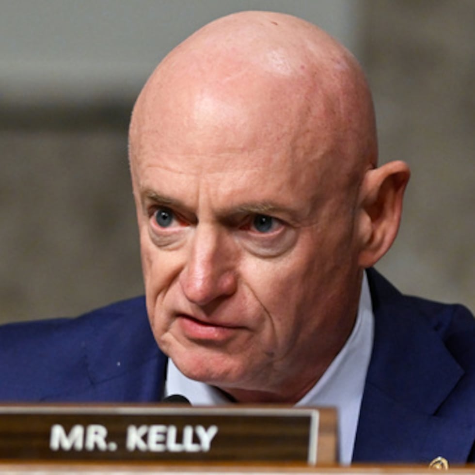 El senador Mark Kelly, demócrata de Arizona, habla durante una audiencia del Comité de Inteligencia del Senado, en el Capitolio en Washington, 15 de enero de 2025. (AP Photo/John McDonnell, Archivo)