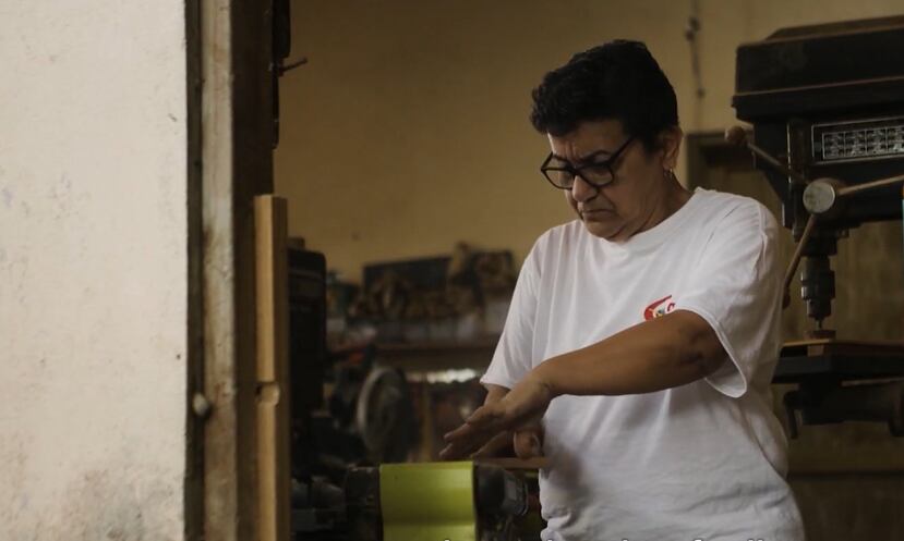 La artesana Gloria López Estrella es talladora de imágenes religiosas.