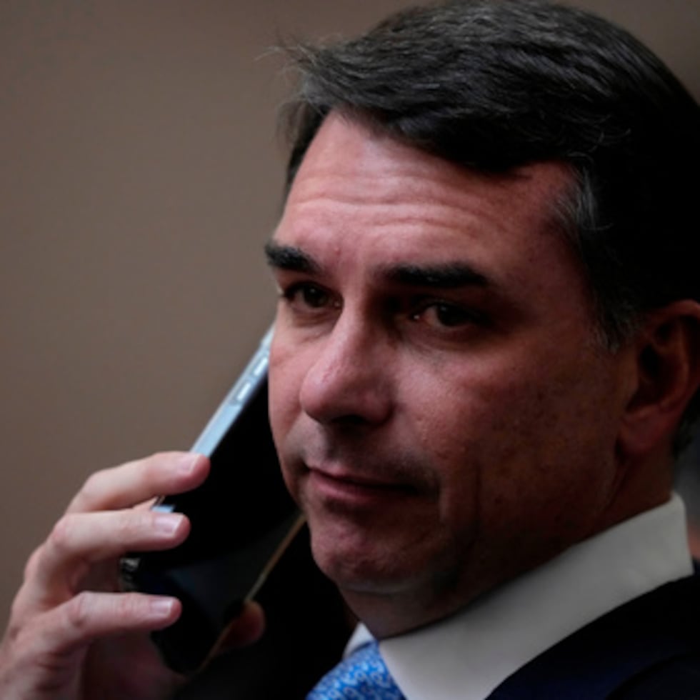 El senador Flavio Bolsonaro, hijo del expresidente brasileño Jair Bolsonaro, habla por teléfono al llegar a la ceremonia de toma de posesión de los jueces Nunes Marques y Andre Mendonca como presidente y vicepresidente, respectivamente, del Tribunal Superior Electoral en Brasilia, Brasil.