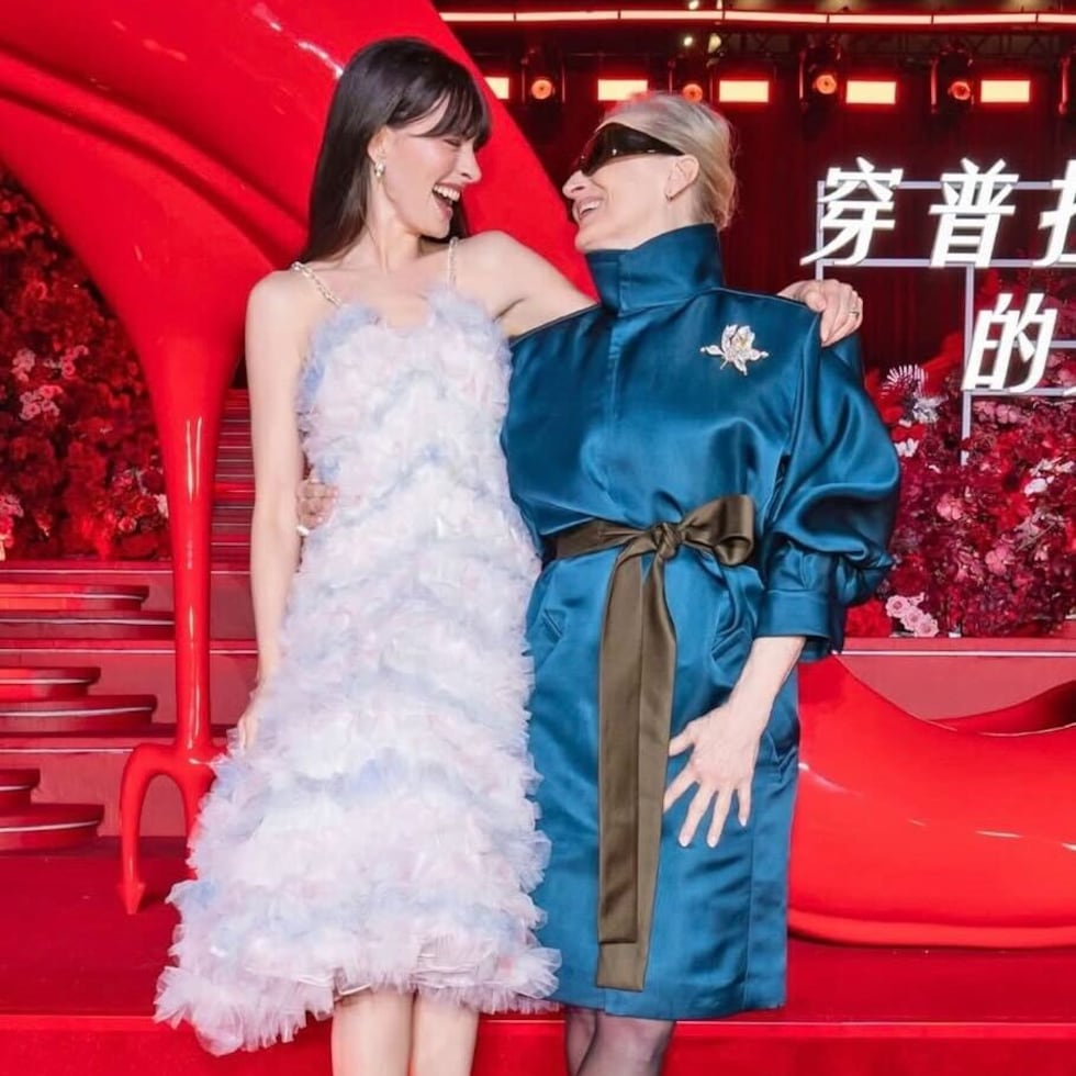 Anne Hathaway y Meryl Streep hicieron escala en China como parte del tour promocional de la secuela