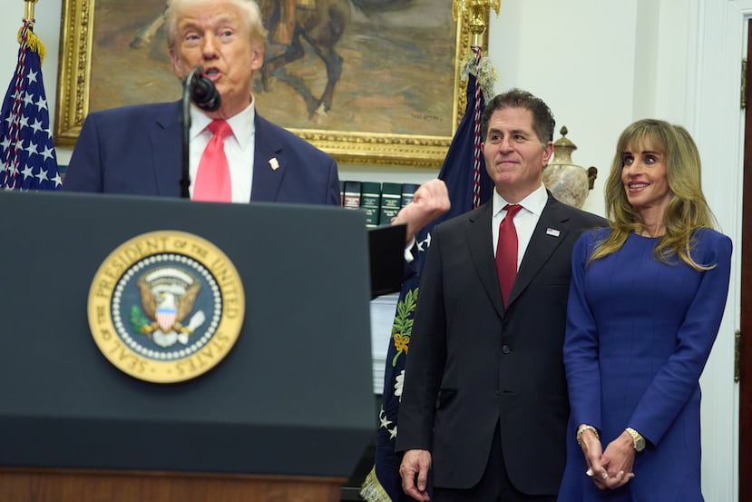 Michael Dell y su esposa Susan escuchan al presidente de EEUU, Donald Trump, durante un evento sobre las Cuentas Trump para niños en la Sala Roosevelt de la Casa Blanca, en Washington, el martes 2 de diciembre de 2025. (AP Foto/Evan Vucci)
