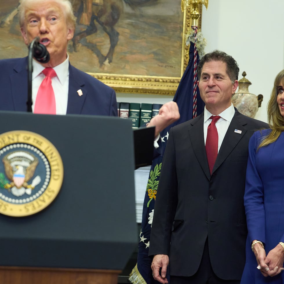 Michael Dell y su esposa Susan escuchan al presidente Donald Trump.