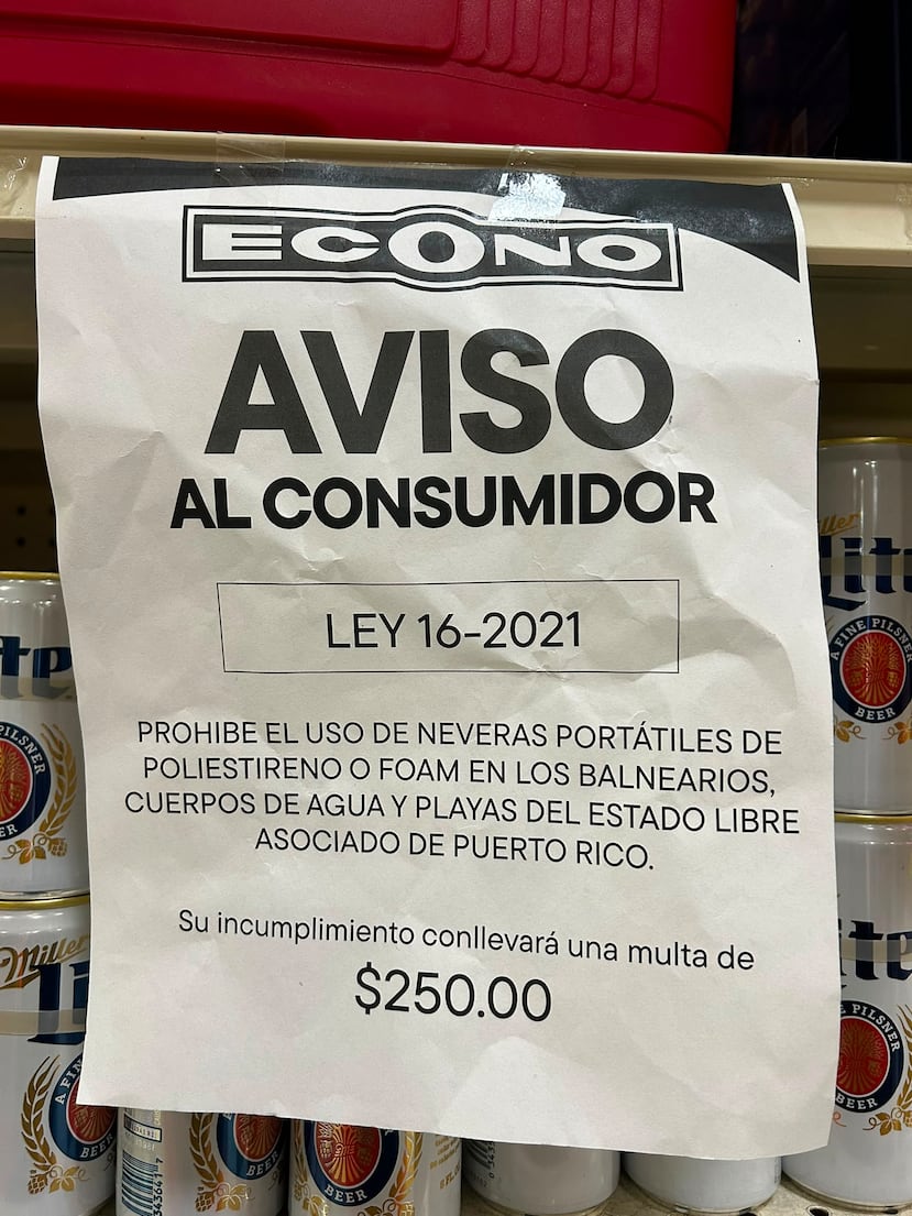 By law, any business that sells “foam” coolers must display signs —such as the one shown in the photo— warning consumers that their use is prohibited on beaches, balnearios, and other bodies of water.