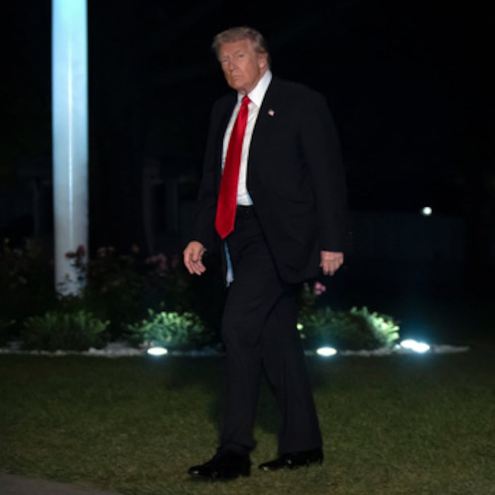 Trump regresa a la Casa Blanca tras viaje a Florida.
