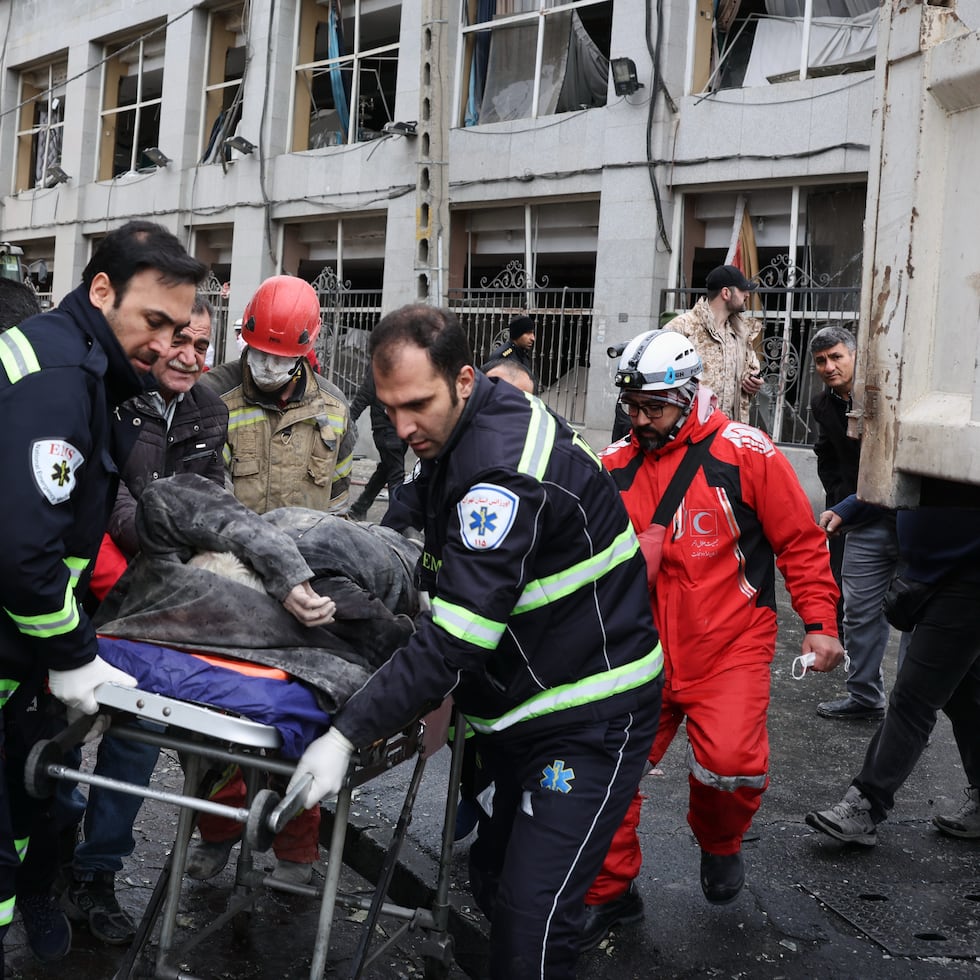 Los paramédicos del Magen David Adom dijeron que al menos cuatro personas resultaron heridas graves, entre ellas una niña de cinco años.