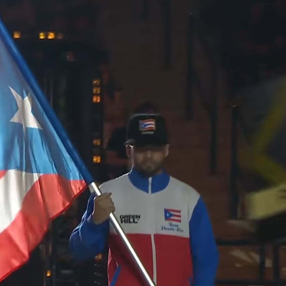 Uno de los representantes de Puerto Rico desfila con la monoestrellada en la inauguración del Campeonato Mundial de Boxeo Masculino de la IBA.