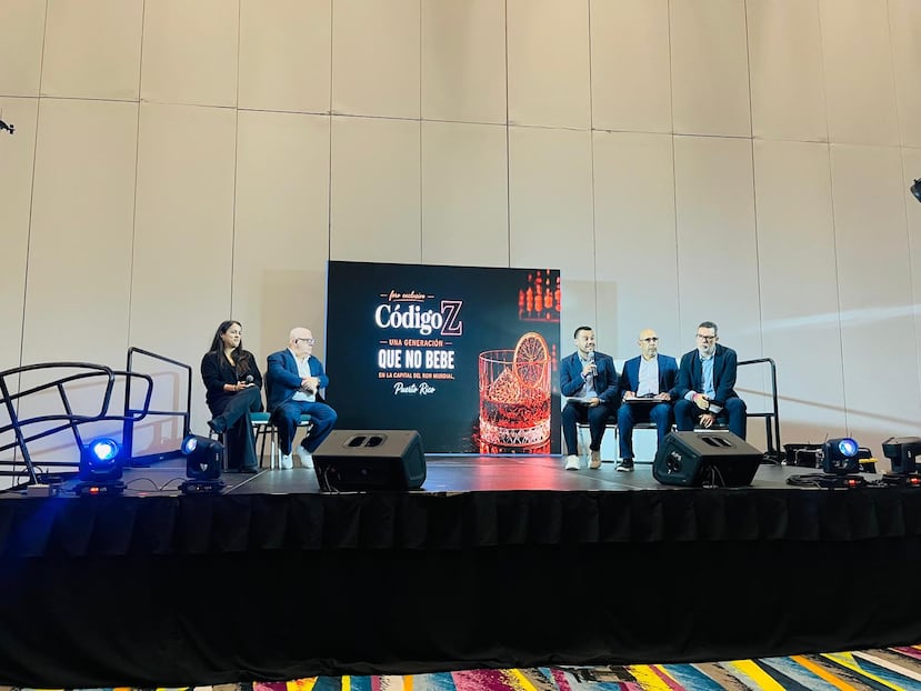 En el panel participaron, Adrianna Mestres, gerente de F&B del Centro de Convenciones de Puerto Rico; Rafael Meéndez, ejecutivo de Circana Puerto Rico; José Orlando Delgado, periodista de Negocios El Nuevo Día; Gustavo Vélez, economista; y Johannes Bornemisza, director general de GALLO.