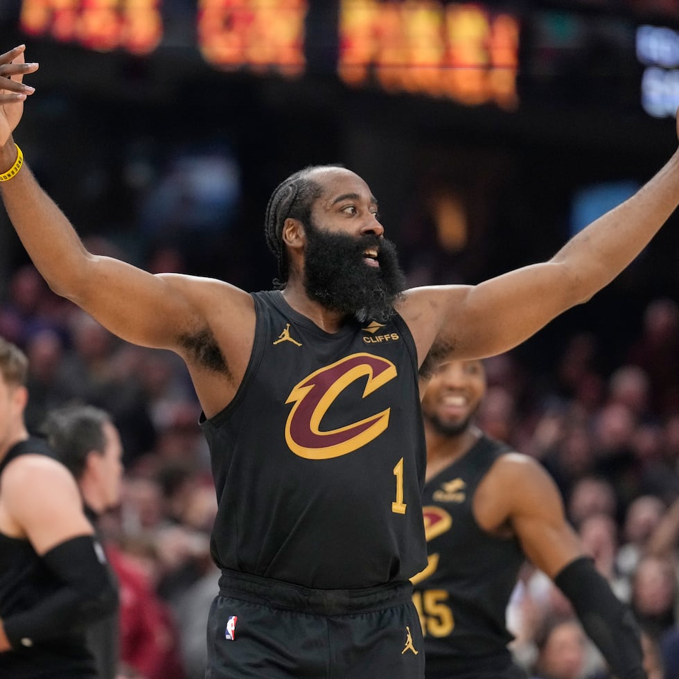 James Harden celebra ante la fanaticada de los Cavaliers, en su primer juego en Cleveland desde que fue cambiado desde los Clippers de Los Ángeles.