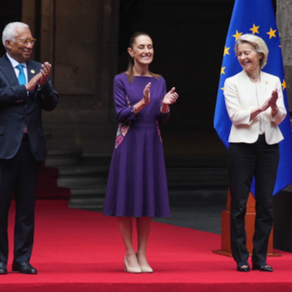 La presidenta mexicana Claudia Sheinbaum, en el centro, el presidente del Consejo Europeo Antonio Costa, a la izquierda, y la presidenta de la Comisión Europea Ursula von der Leyen aplauden durante una ceremonia de bienvenida en el Palacio Nacional de la Ciudad de México, el viernes 22 de mayo de 2026.