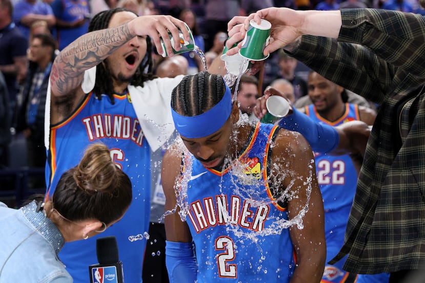 Shai Gilgeous-Alexander recibe un baño de agua fría por parte de sus compañeros de Thunder, en celebración por el triunfo y su demostración.
