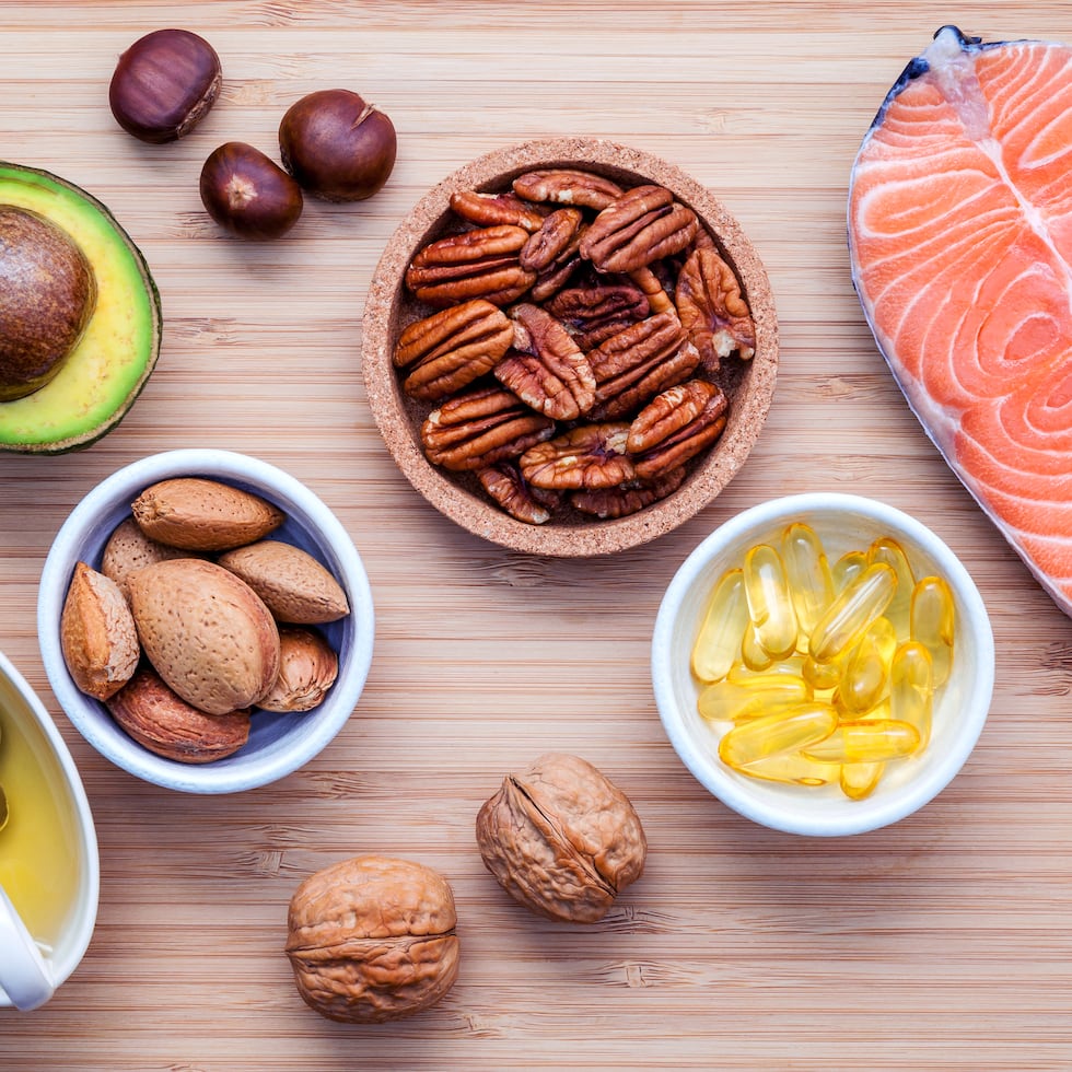 Para quienes se preguntan cómo incorporar el omega 3 en la rutina diaria, una opción es aumentar el consumo de pescados grasos como salmón o sardinas, así como semillas de chía o lino.