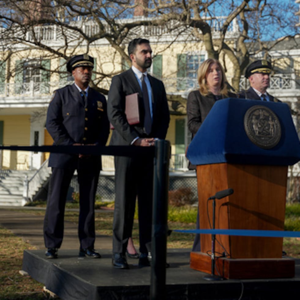 La comisaria de Policía de Nueva York, Jessica Tisch, habla durante una rueda de prensa con el alcalde de Nueva York, Zohran Mamdani, en Gracie Mansion, el lunes 9 de marzo de 2026, en Nueva York. (AP Photo/Angelina Katsanis)