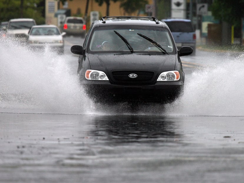 Foto de archivo que muestra inundaciones en la avenida Chardón en San Juan.