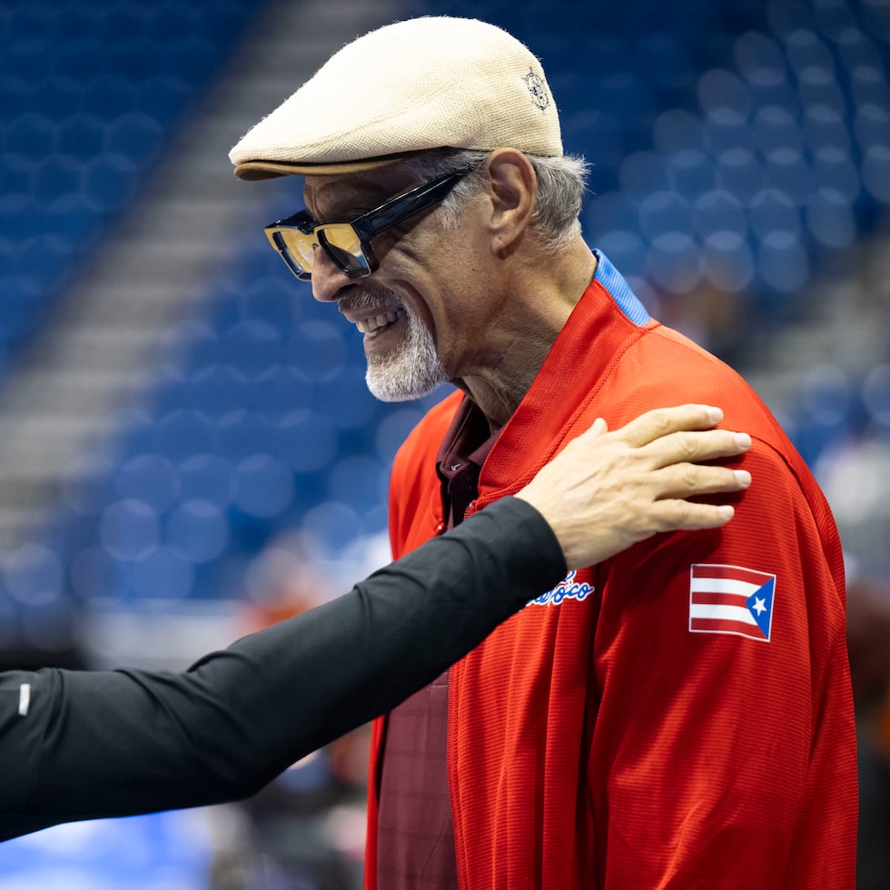 José “Piculín” Ortiz sonríe junto a Edmundo “Mundi” Báez durante el Premundial femenino FIBA en el Coliseo de Puerto Rico José Miguel Agrelot, en marzo.
