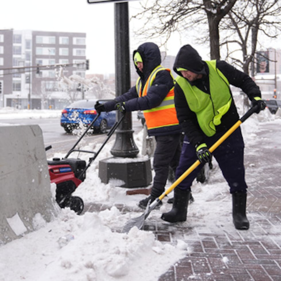 Trabajadores despejan nieve del suelo en la ciudad de St. Paul, Minnesota.