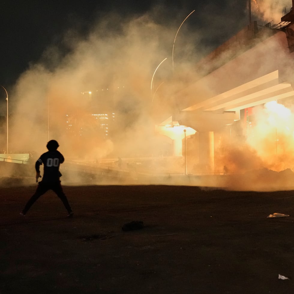 Las fuerzas de seguridad disparan gas lacrimógeno para dispersar una protesta contra los ataques de Estados Unidos e Israel contra Irán.