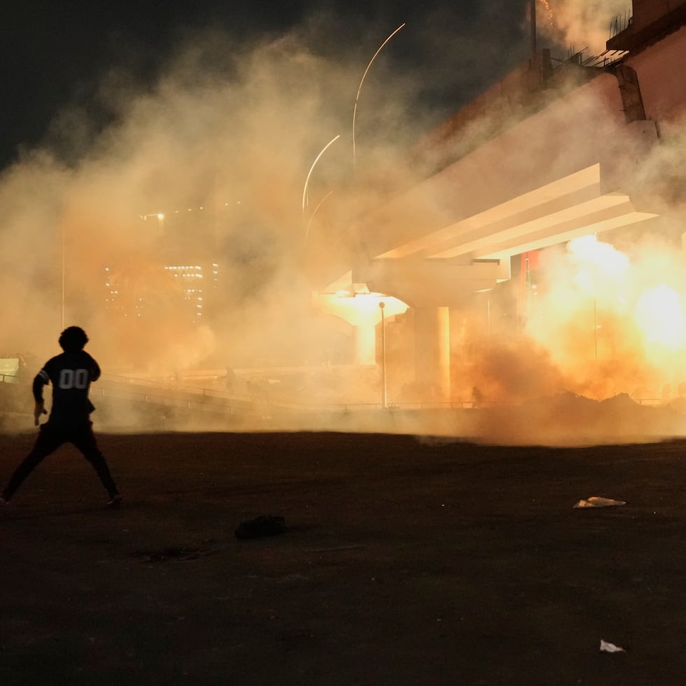 Las fuerzas de seguridad disparan gas lacrimógeno para dispersar una protesta contra los ataques de Estados Unidos e Israel contra Irán.