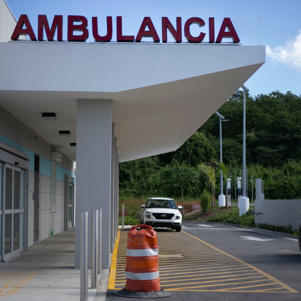 El hospital de Vieques ha tenido un costo aproximado de $85.6 millones, y su construcción inició en octubre de 2023 con la expectativa de abrir en 2025, pero está atrasado.
