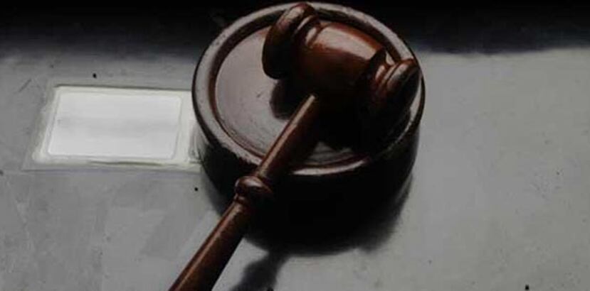Observa el proceso judicial que se presentará en una de las salas del tribunal. (Archivo)