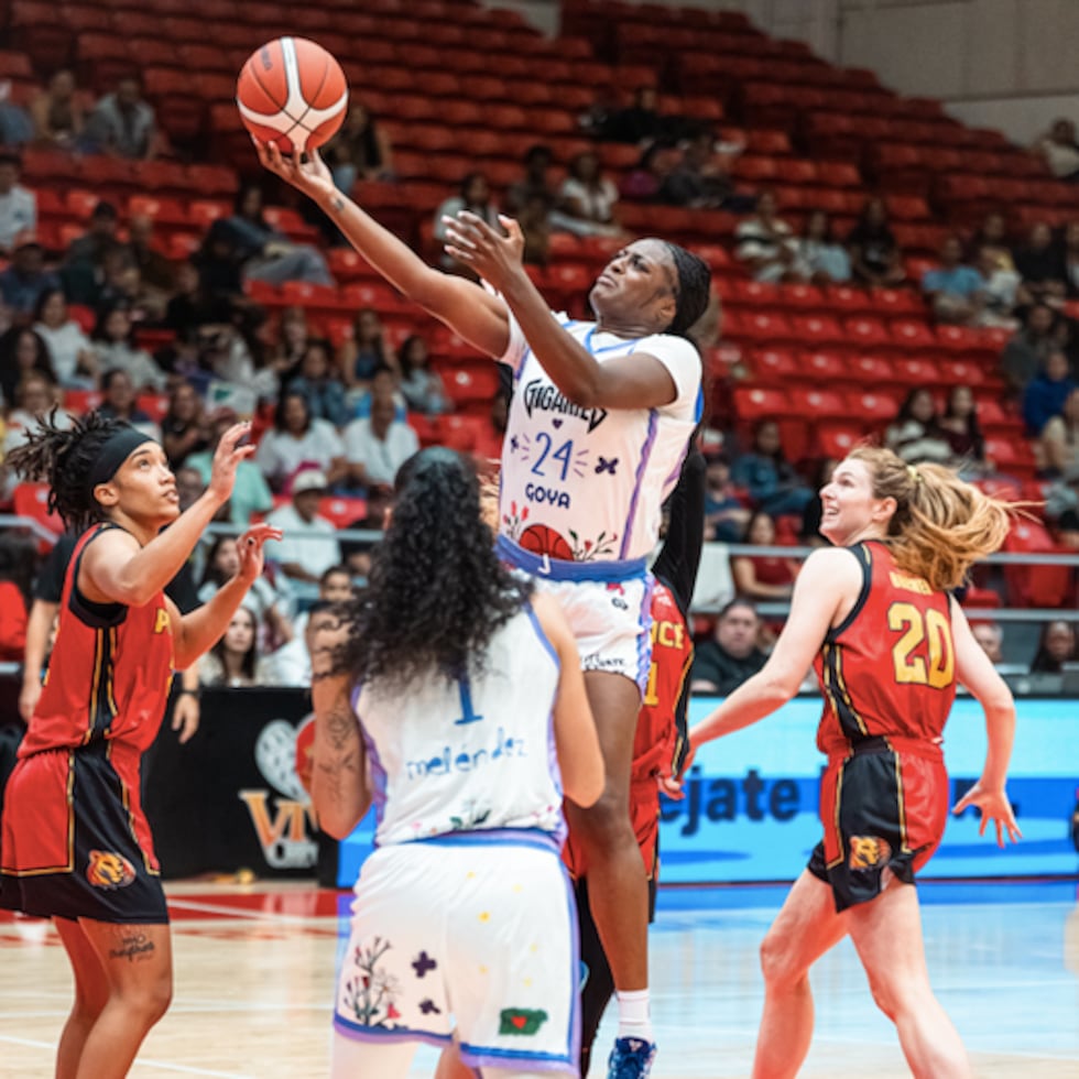 Joyner Holmes (con el balón) fue la líder en puntos del partido con 22 unidades para las Gigantes de Carolina.