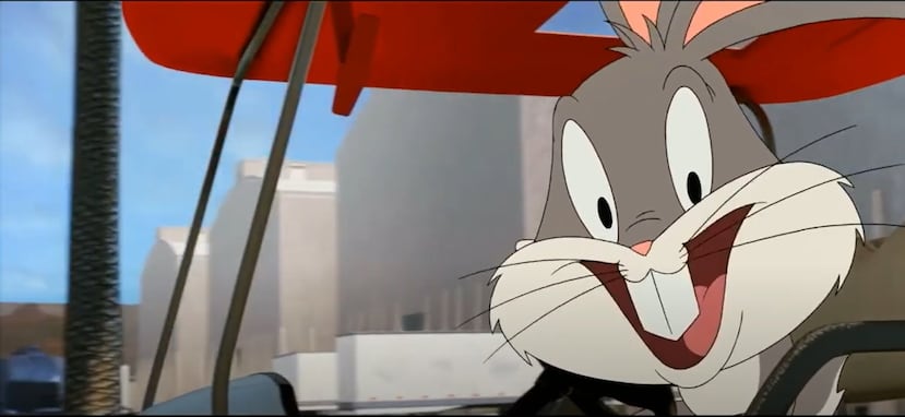 El clip de apenas unos segundos muestra a Bugs Bunny dando un enérgico recorrido por las instalaciones de de Warner Bros. mientras promocionaba la película "Space Jam: A New Legacy”.