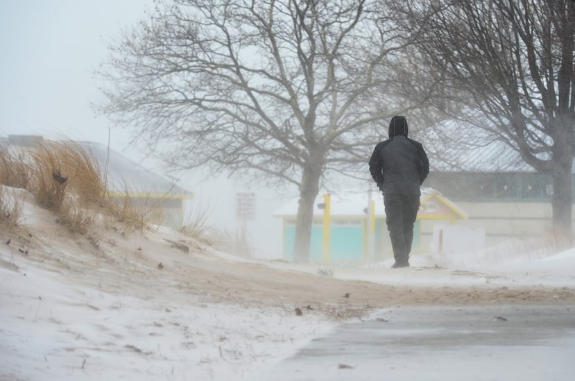 Un hombre camina entre la nieve acumulada el miércoles 14 de enero de 2026, cerca de la entrada del Parque del Condado de Silver Beach en St. Joseph, Michigan, mientras una tormenta invernal avanza por el suroeste de Michigan. (Don Campbell/The Herald-Palladium vía AP)