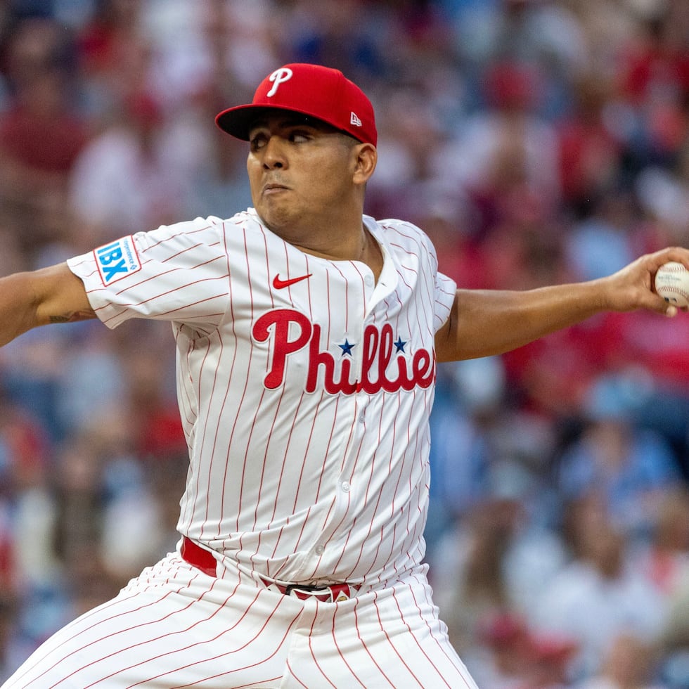 El venezolano Ranger Suárez, lanzador abridor de los Filis de Filadelfia, lanza durante la primera entrada de un juego de béisbol contra los Mellizos de Minnesota, el sábado 27 de septiembre de 2025, en Filadelfia. (AP Photo/Laurence Kesterson, archivo)