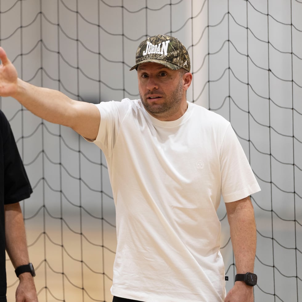 José Juan Barea atendió a El Nuevo Día desde sus facilidades en JUMP. A la izquierda, el dirigente de los Criollos Wilhelmus Caanen.