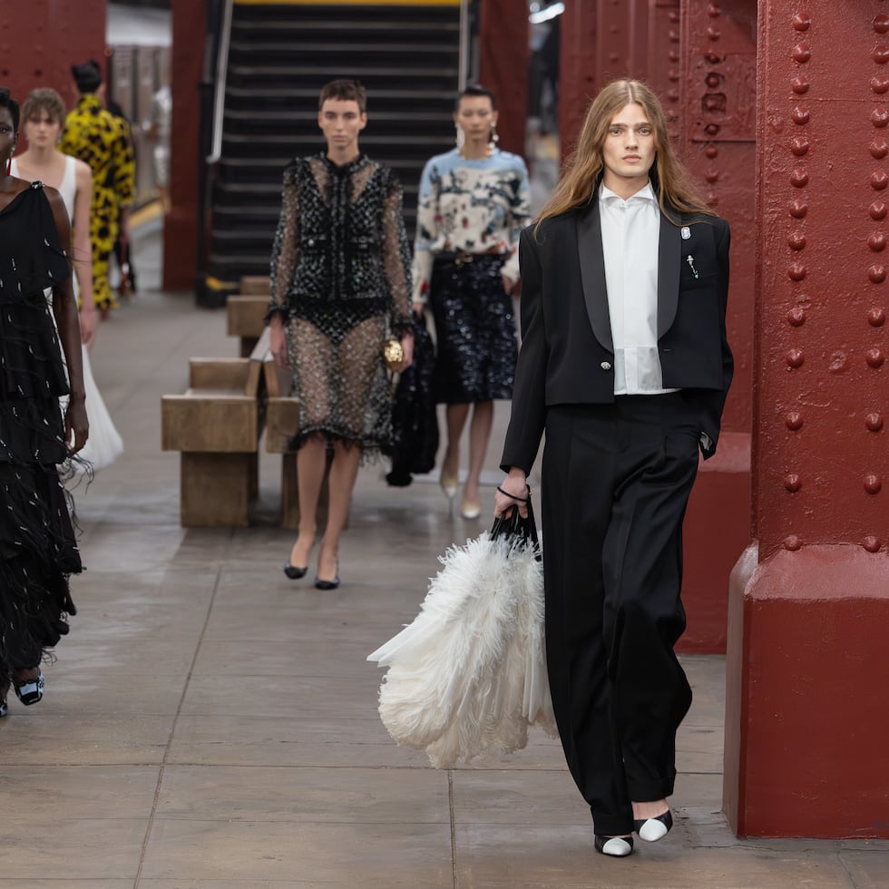 Las modelos comenzaron a salir de los vagones del tren