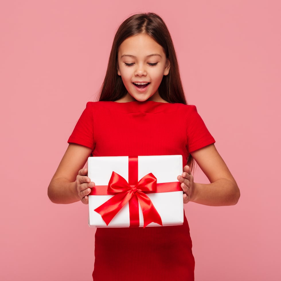 Escoger los regalos con calma, supervisar y leer las recomendaciones no es un trámite más; es un gesto sincero de protección y cariño.