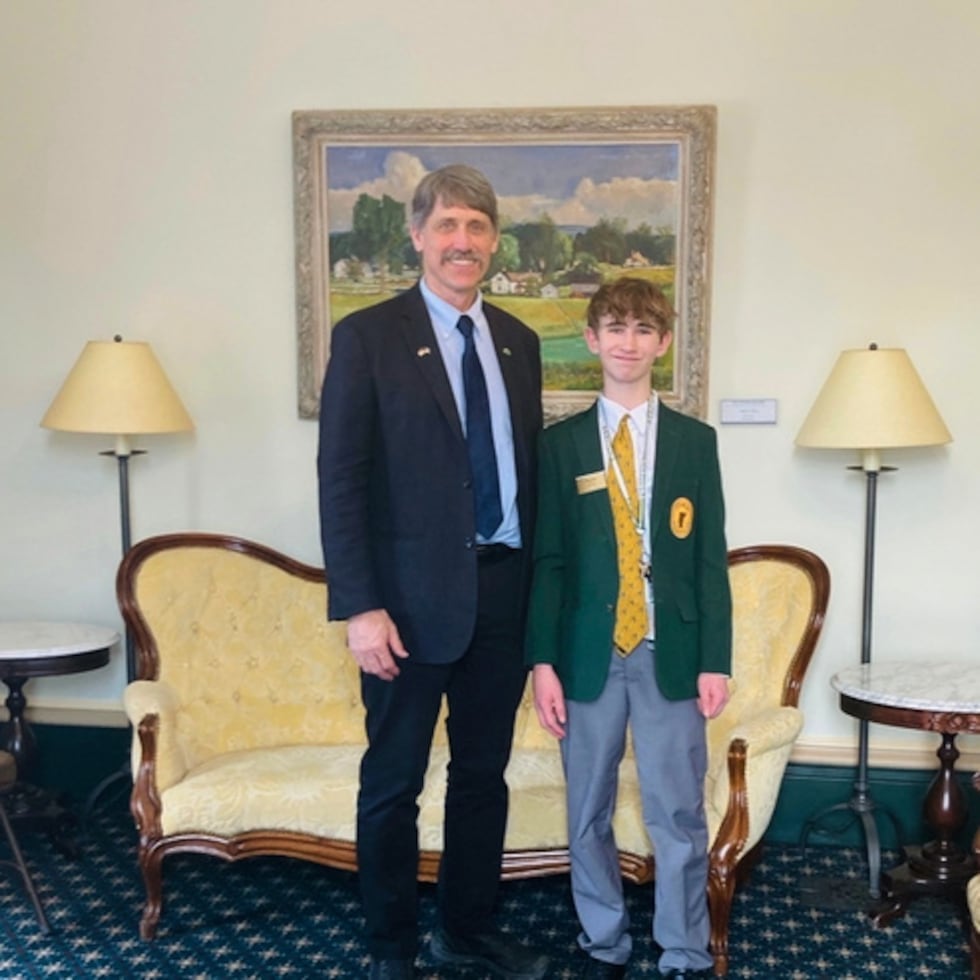 El paje legislativo Dean Roy es fotografiado con el vicegobernador de Vermont John Rodgers el viernes 14 de febrero de 2025, en Montpelier, Vermont. (Chessie Roy vía AP)