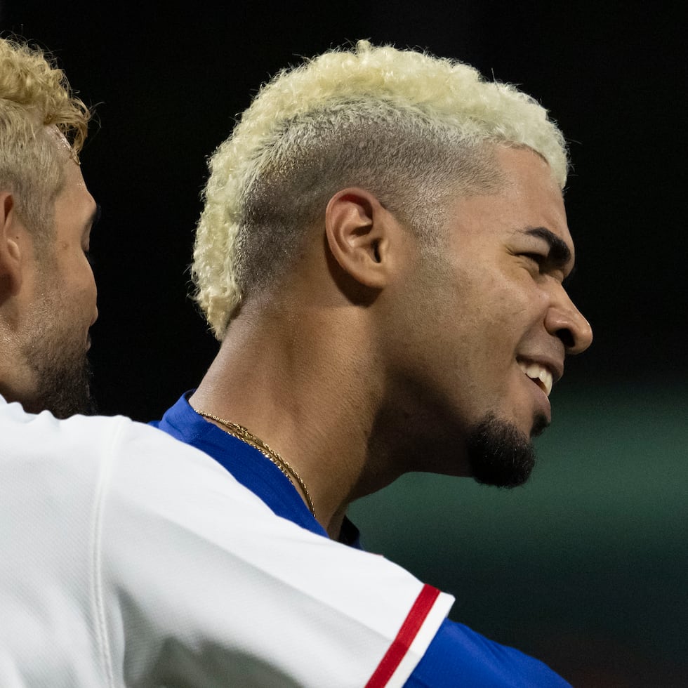 Darell Hernáiz, a la derecha, celebra con Matthew Lugo el triunfo de Puerto Rico.