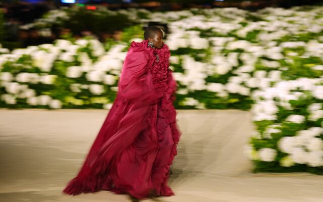 Drama y color: Un vistazo a los primeros desfiles de la Semana de la Moda en París