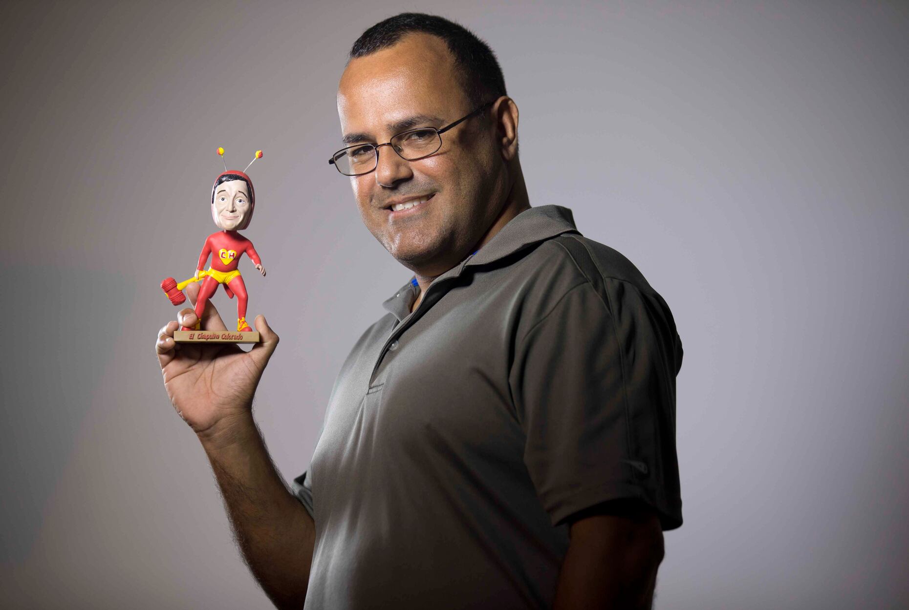 Reynaldo Leon junto a una figura del Chapulin Colorado, la foto es de - Teresa Canino Rivera para El Nuevo Dia