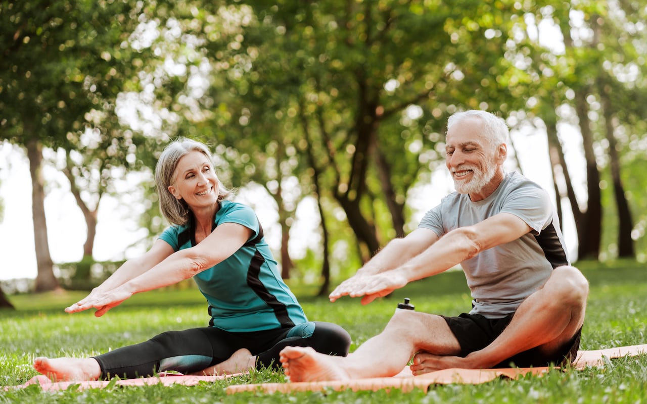 El ejercicio diario que se debe hacer a partir de los 60 años para mejorar el equilibrio y la movilidad