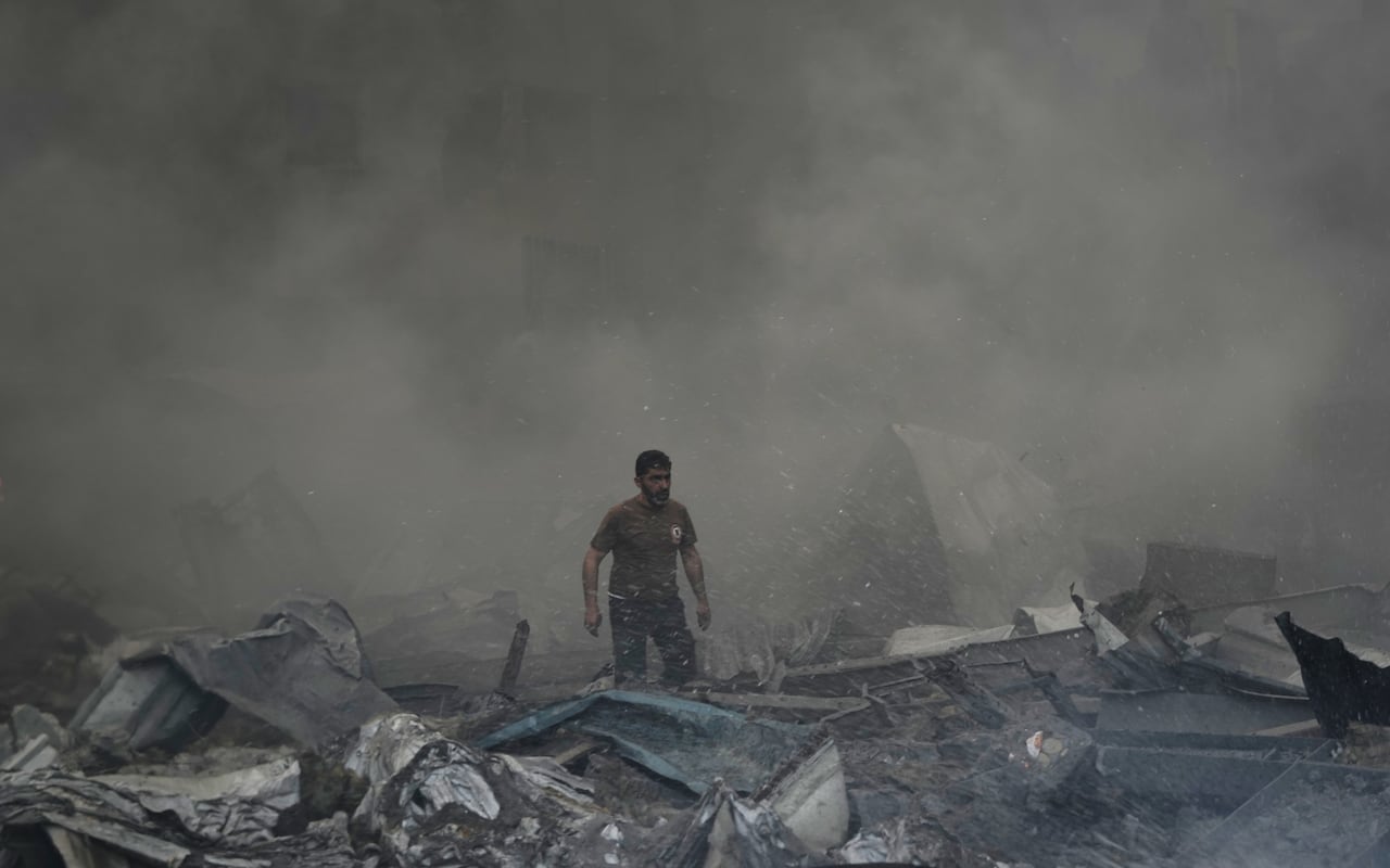 Alto el fuego pende de un hilo mientras Israel intensifica sus ataques en el Líbano e Irán vuelve a cerrar el estrecho