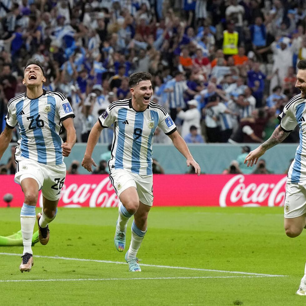 Nahuel Molina (izquierda) celebra con Julian Álvarez y Lionel Messi después de marcar un gol ante Holanda.