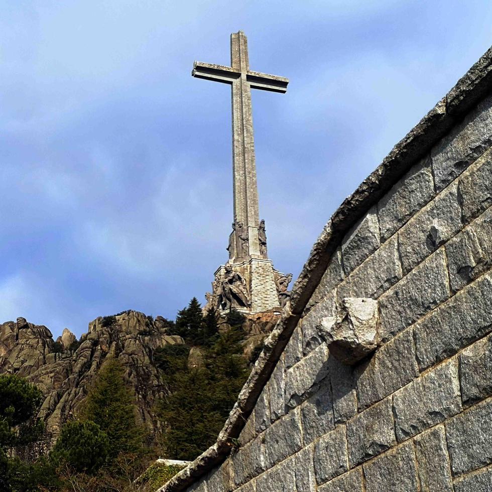 El monumento del Valle de los Caídos fue construido después de la Guerra Civil española por orden del general Franco, que ganó la contienda e impuso una dictadura. (EFE)