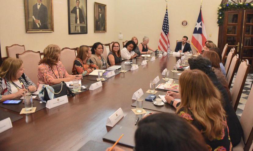 El primer ejecutivo sentado a la mesa conversando con mujeres de distintos sectores. (Suministrada)