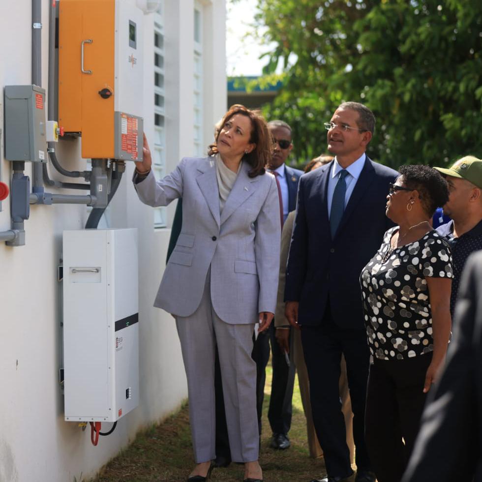 La vicepresidenta Kamal Harris visitó el hogar de una familia en Canóvanas que cuenta con un sistema de energía solar subsidiado con fondos federales.