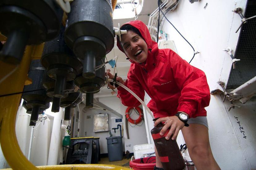 Melissa Meléndez Oyola colectando agua para el análisis de clorofila en el crucero de investigación NOOA Gunter, como parte de un estudio sobre acidificación en la zona costera del este de los Estados Unidos. (Suministrada)