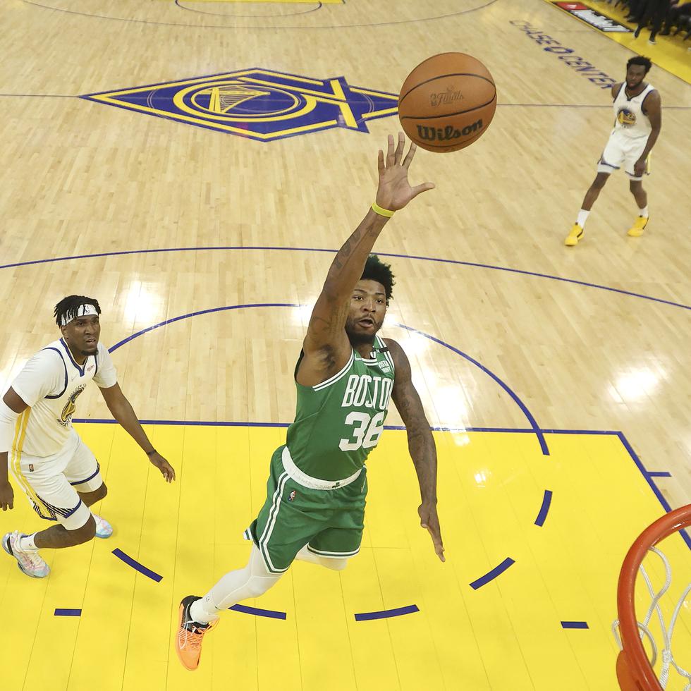 Marcus Smart (36), de los Celtics de Boston, tira al canasto durante la segunda mitad del partido inicial de las Finales de la NBA ante los Warriors de Golden State.